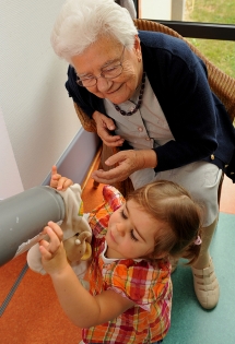 Lucie&Lucie activités ludiques autour de la mobilité réunissant personnes âgées et enfants d'école maternelle. 
