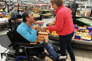 ADMR accompagnement par l'ADMR de personnes porteuses de handicap : aide aux courses. 