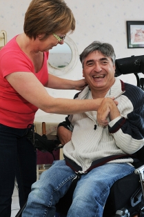 ADMR accompagnement par l'ADMR de personnes porteuses de handicap : aide pour l'habillement.