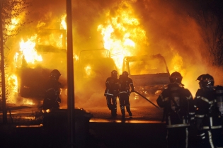 incendie Incendie de 3 camions - zone artisanale de La Violette Avrillé. 
