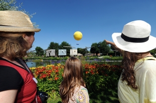 ballon visiteurs terra botanica - centre du parc. 
