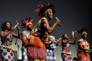  16/04/11 : PHOTO CORALIE PILARDCLOTURE FESTIVAL CINEMA D'AFRIQUE, CENTRE DE CONGRES, ANGERS : DANS ET MUSIQUE DU CONGO AVEC LE GROUPE PUNTA NEGRA.